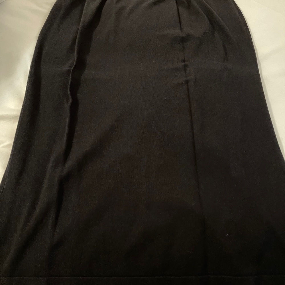 Black knit skirt. Size 1X.